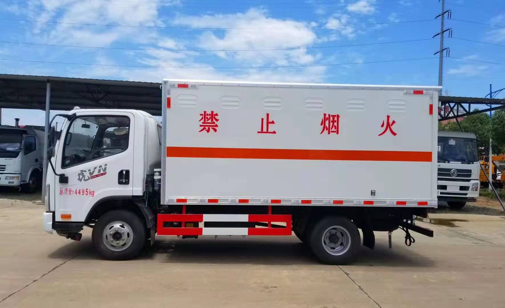 解放藍(lán)牌4.1米貨廂甲醇廂式運(yùn)輸車(chē)